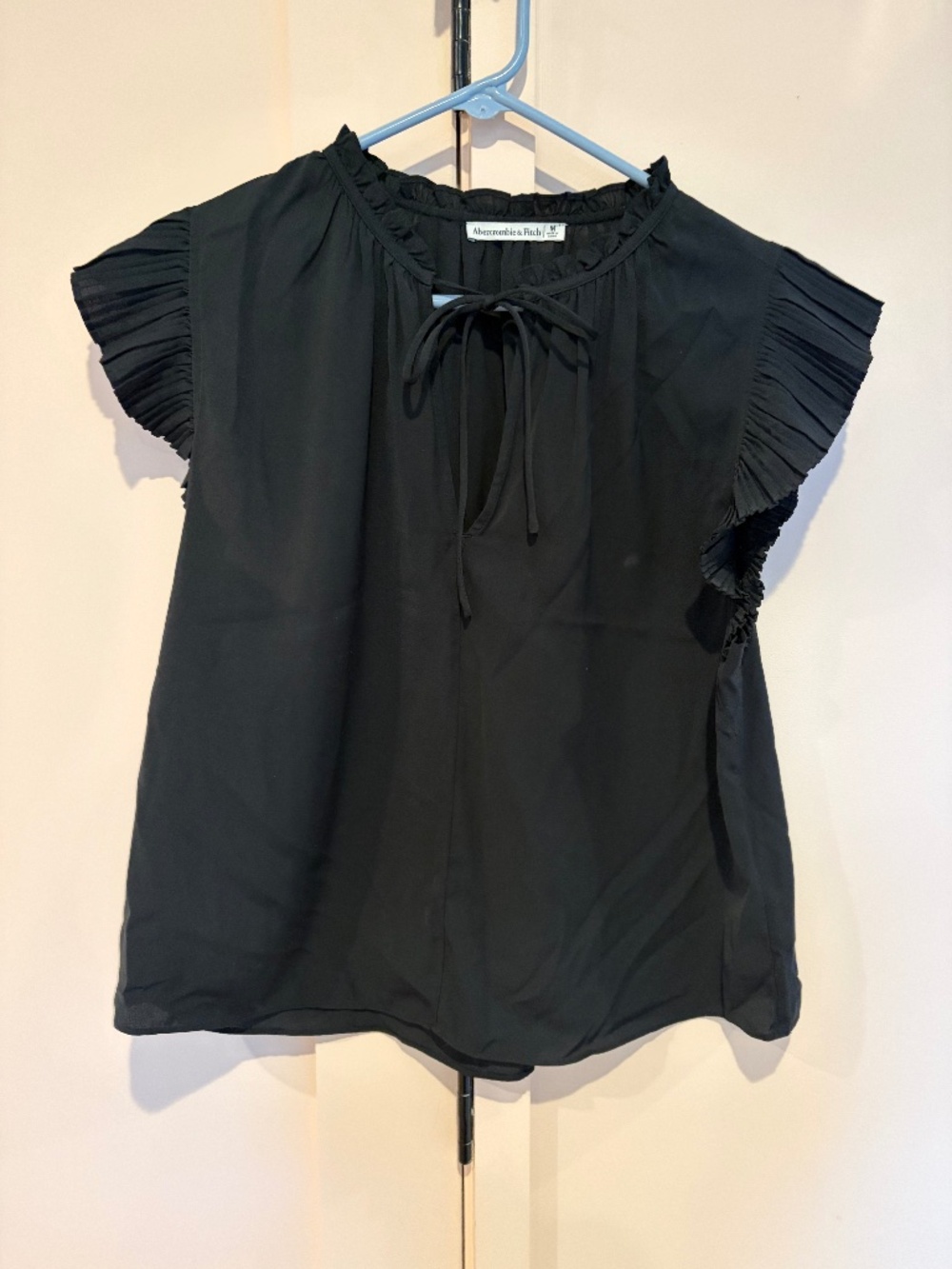 Abercrombie & Fitch Ivory Pleated Flutter Sleeve Tie Neck Blouse M